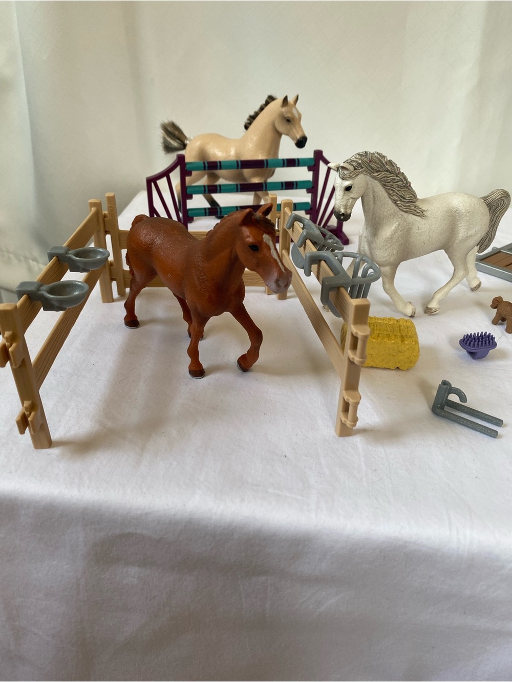 Schleich Set of 3 Horse Figures Plus Jump Bar Pen Grooming Accessories - Picture 3 of 13